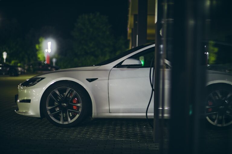 samochód na firmowej stacji ładowania